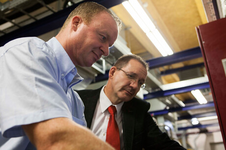 Kaeser-ingeniør Hages og ZF Friedrichhafen-medarbeider Baumgarten i samtale