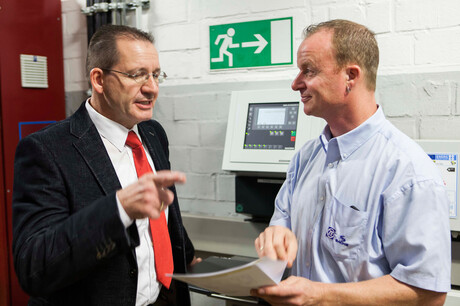 Kaeser Kompressoren-ingeniør Hages og ZF Friedrichshafen-medarbeider Baumgarten snakker om trykkluftstasjonplanene