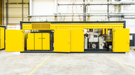 Åpen trykkluftcontainer med synlige skruekompressorer fra Kaeser Kompressoren.