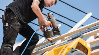 Også for trykkluftnagling leverer KAESERs håndverkskompressor i.Comp 3 alltid den behovstilpassede trykkluften.