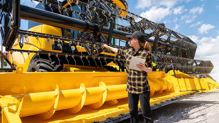 Skurtresker profesjonelt rengjort med luftkompressor og kontrollert for vinterlagring.