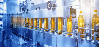 Trykkluftkompressorer som brukes ved påfylling med mat – ren, sikker og oljefri teknologi fra KAESER-KOMPRESSORER i produksjonslinjen.