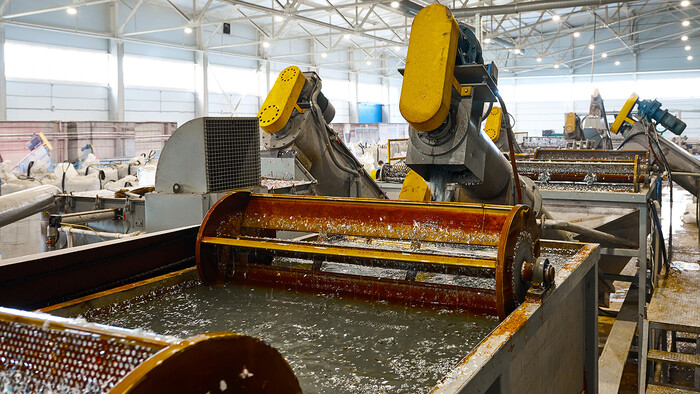 Utblåsningsluften fra en kompressor varmer opp vannet som brukes til varmtvannsapplikasjonen for rengjøring av deler.