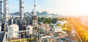 Luftkompressorer fra KAESER KOMPRESSORER i et moderne raffineri – virkningsfull, sikker og innovativ teknologi for pålitelig trykkluftforsyning i olje- og gassindustrien.