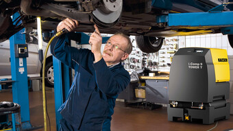 Stempelkompressorstasjonen i.Comp 9 med integrert kjøletørker er den ideelle trykkluftprodusenten for et bilverksted.